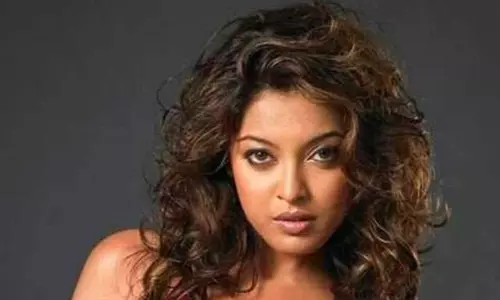 అతడితో ముద్దుకు చాలా ఇబ్బంది పడ్డా..!