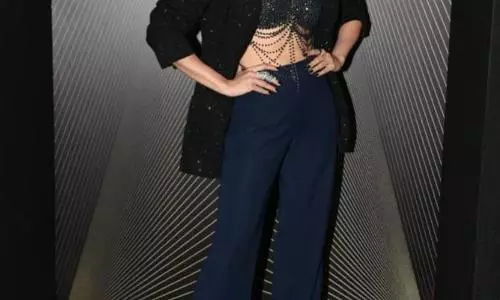 Samantha Sizzles In Sparkling Black Coat!