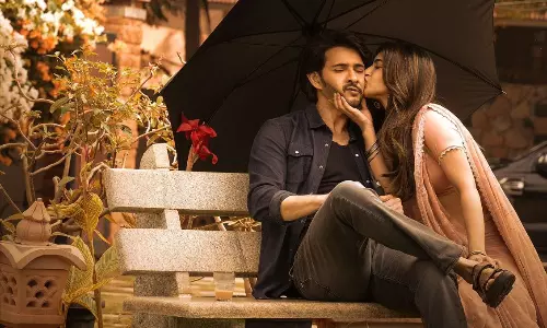 మహేష్ బుగ్గపై శ్రీలీల పెదవుల దాడి