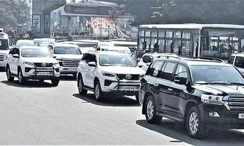 హైదరాబాద్ పోలీసులకు ఏమైంది? సీఎం రేవంత్ కు ట్రాఫిక్ కష్టాలు