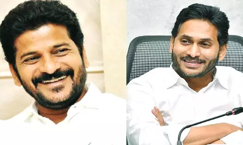 తెలుగు సీఎంలు.. ఒకరు సోనియాను ఎదిరించి.. మరొకరు మెప్పించి