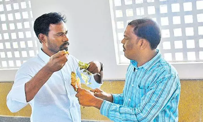 జగిత్యాల జిల్లాఅధికారి మెడలో నోట్ల దండ వేసి షాకిచ్చారు!