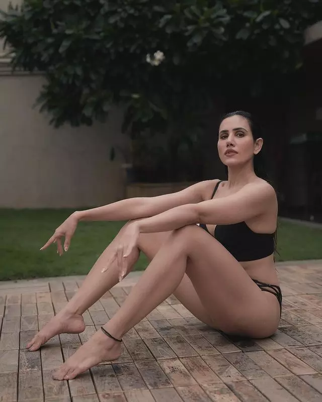 Sonnalli Seygalls Alluring Poolside Poses Capture Attention