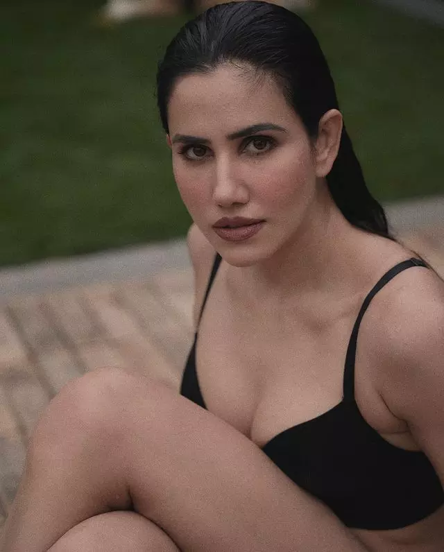 Sonnalli Seygalls Alluring Poolside Poses Capture Attention