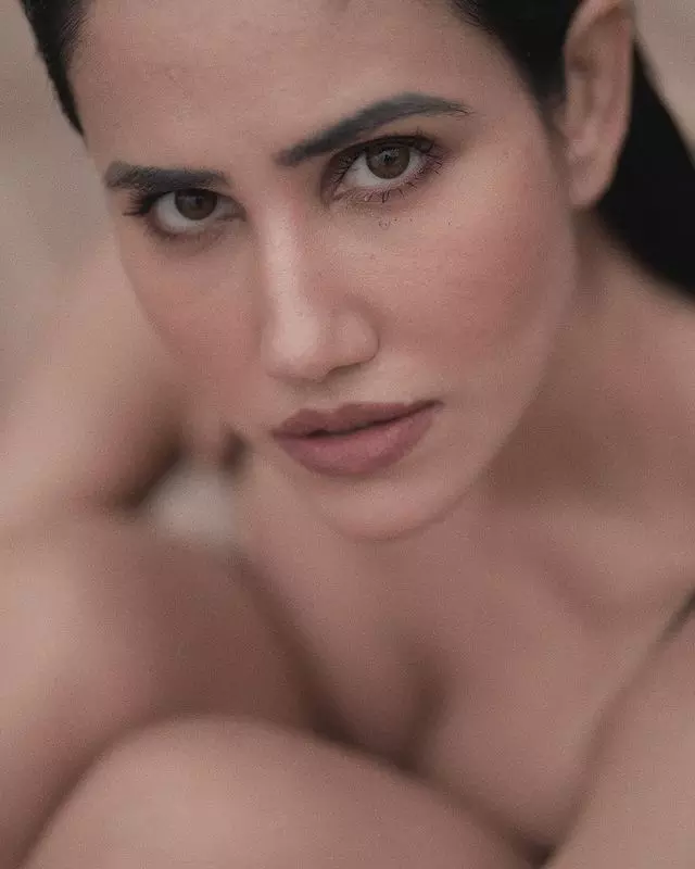 Sonnalli Seygalls Alluring Poolside Poses Capture Attention