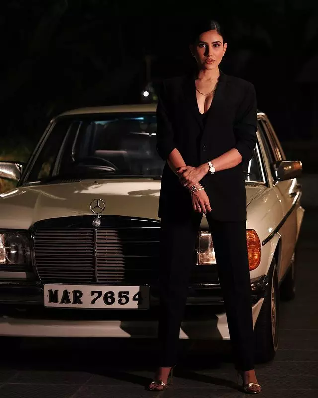 Sonnalli Seygalls Alluring Poolside Poses Capture Attention