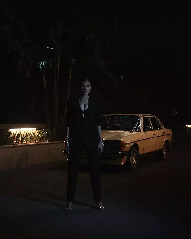 Sonnalli Seygalls Alluring Poolside Poses Capture Attention