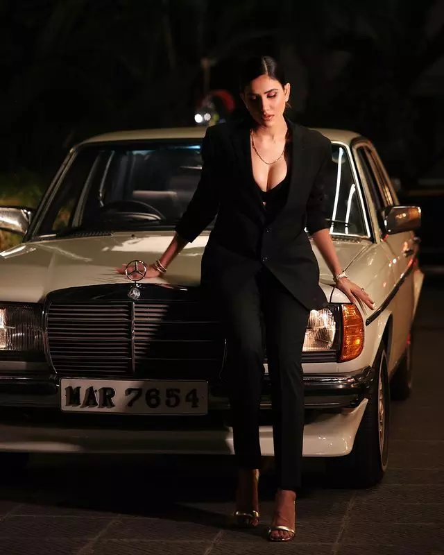 Sonnalli Seygalls Alluring Poolside Poses Capture Attention