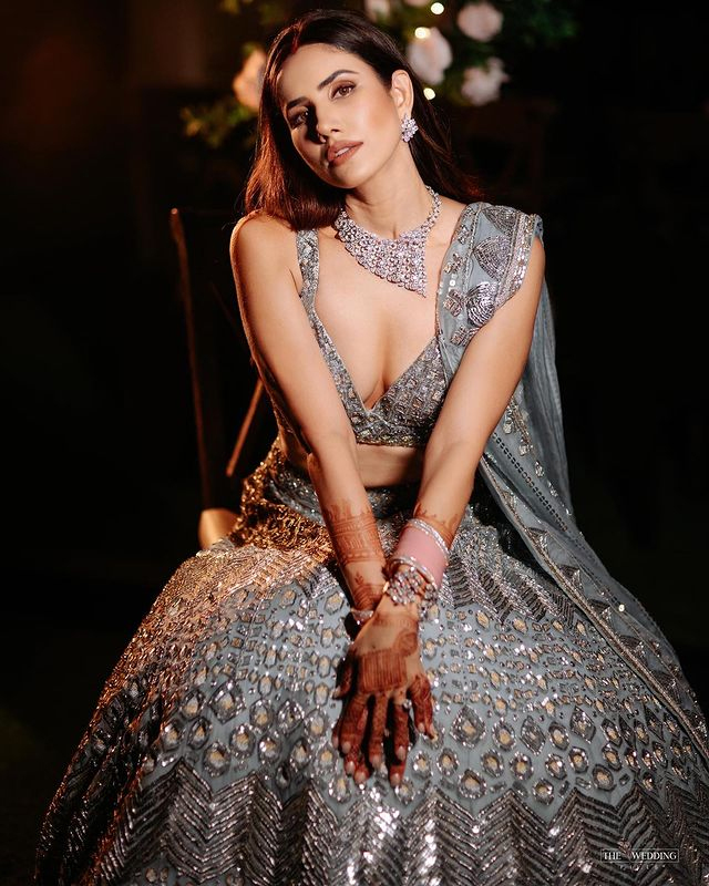 Sonnalli Seygalls Alluring Poolside Poses Capture Attention