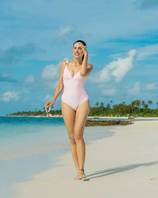 Sonnalli Seygalls Alluring Poolside Poses Capture Attention