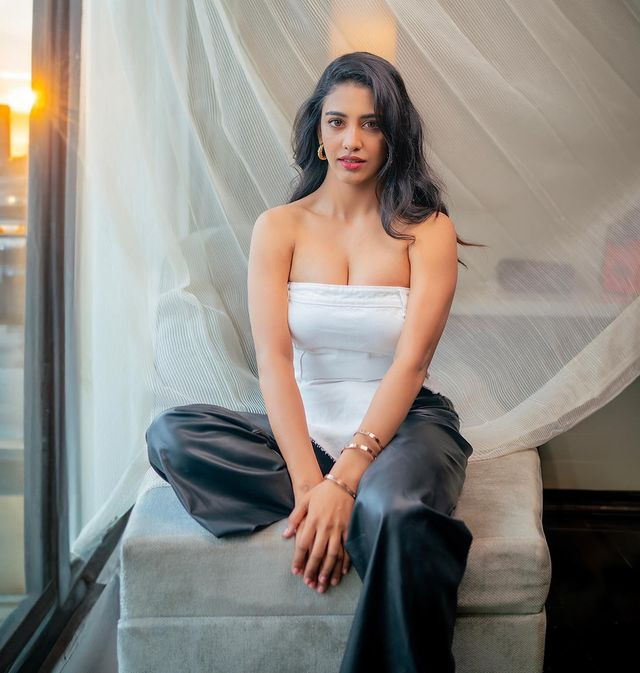 Daksha Nagarkars Spellbinding Green Saree Avatar Daksha Nagarkars Spellbinding Green Saree Avatar