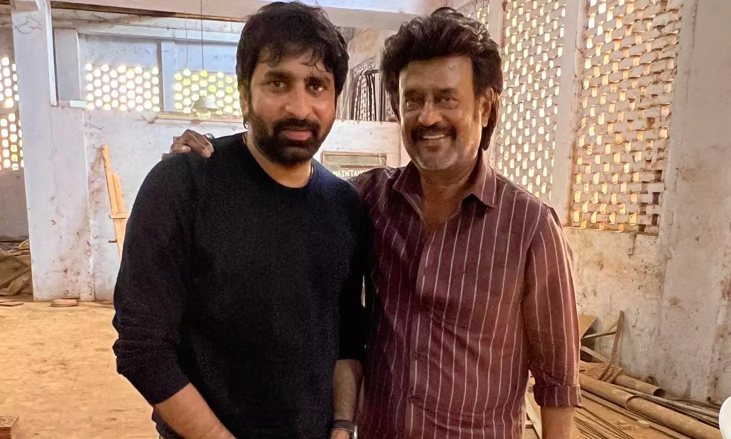 సూపర్ స్టార్ తో టాలీవుడ్ డైరెక్టర్.. ఏంటి మ్యాటర్? సూపర్ స్టార్ తో టాలీవుడ్ డైరెక్టర్.. ఏంటి మ్యాటర్?