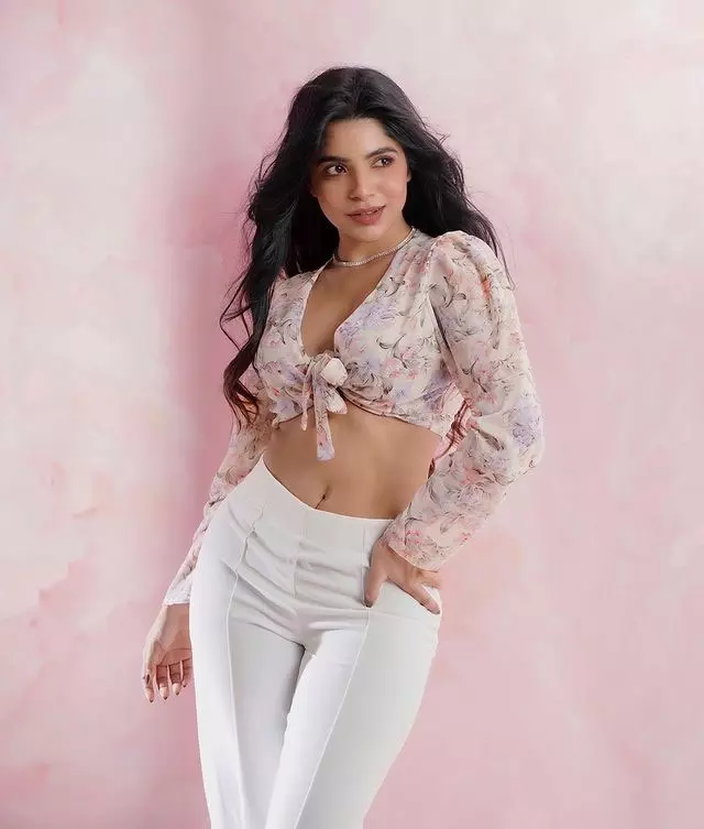 Divya Bharathi Beach Photos Delight Fans