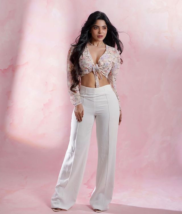 Divya Bharathi Beach Photos Delight Fans