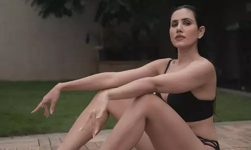 Sonnalli Seygalls Alluring Poolside Poses Capture Attention