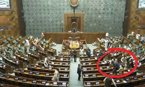 లోక్‌  సభలో ఆగంతుకులతో కలకలం... అసలేం జరిగిందంటే...