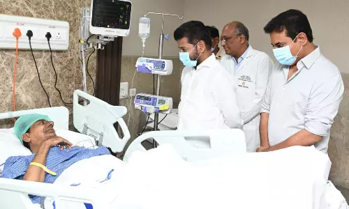 జారి పడిన సారు దెబ్బకు.. రేవంత్ జోరుకు బ్రేకులు!