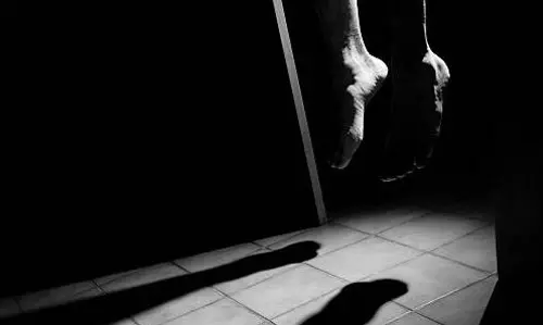 కళ్ల ఎదుటే ఉరేసుకున్న భార్య.. వీడియో తీసిన భర్త