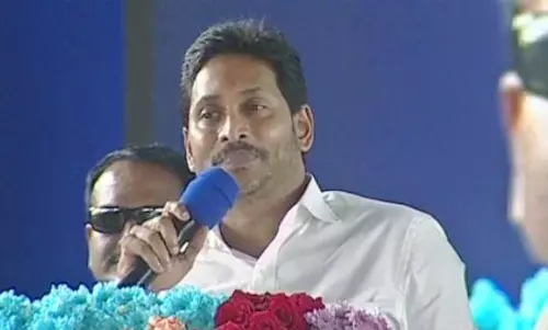 బాబు పవన్ నాన్ లోకల్స్...జగన్ మార్క్ పంచ్