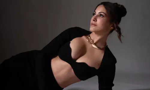 పిక్ టాక్ : బ్లాక్ డ్రెస్ అందాలతో రాజుగాడు లవర్ పిక్ టాక్ : బ్లాక్ డ్రెస్ అందాలతో రాజుగాడు లవర్