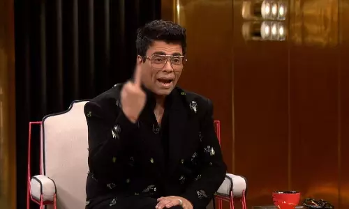 నోర్మూయండి అంటూ మిడిల్ ఫింగ‌ర్ చూపించాడు!