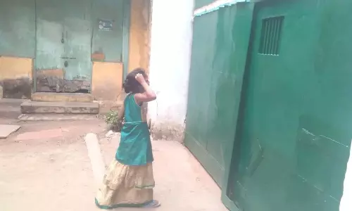 అమ్మా బయటకు రా.. జైలు దగ్గర చిన్నారి కన్నీళ్లు