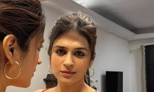 ఫోటో స్టోరి: మిర్ర‌ర్‌లో శ్ర‌ద్ధ‌ టోన్డ్ బాడీ