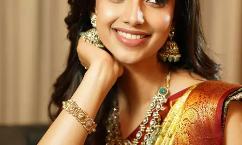 Meenakshi Chaudhary: A Stunner in Traditional Attire