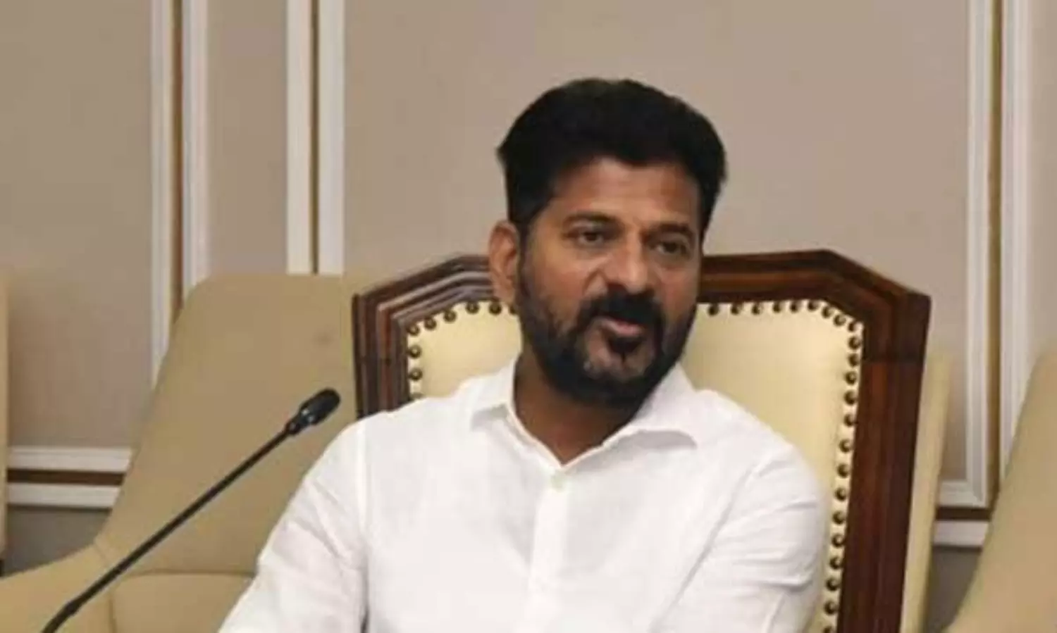 స్పెషల్ ఫ్లైట్ ను వదిలేసి.. ప్యాసింజర్ ఫ్లైట్ లో ఢిల్లీకి రేవంత్!