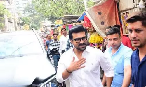 ముంబై మ‌హాల‌క్ష్మి ఆల‌యంలో కుమార్తెతో చెర్రోపాస‌న‌