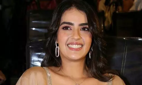 పిక్ టాక్ : ట్రైలర్ లాంచ్ వేడుకలో అందాల కావ్యం