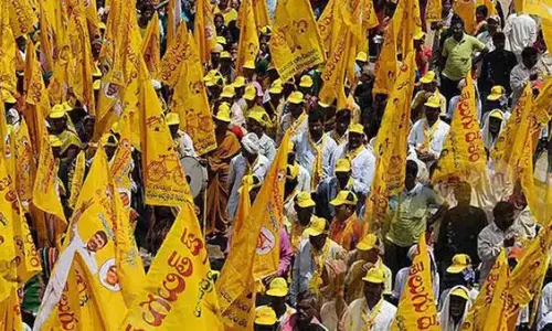 విజ‌య‌వాడ టీడీపీలో అల‌జ‌డి... ఆ సీటు కోసం ఫైటింగ్‌...!