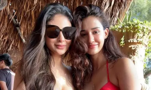 నాగినితో పాటు ప‌టానీ బ్యూటీ బుస‌లు కొడుతోందే!