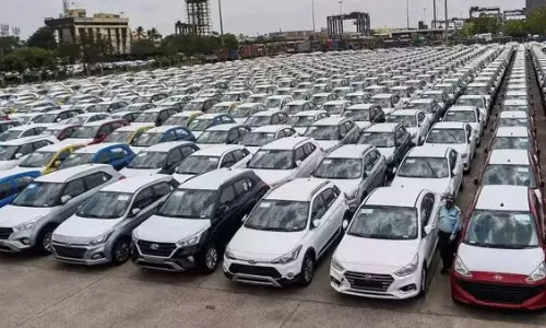 పాకిస్థాన్ లో కారు కదలడం లేదు... కారణం ఇదే!