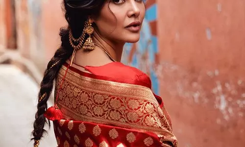 Esha Guptas Timeless Beauty Shines in Exquisite Gold Silk Saree