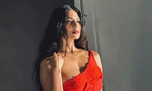 రెడ్ హాట్ చెమ‌ట‌లు ప‌ట్టిస్తోన్న మాళ‌విక‌