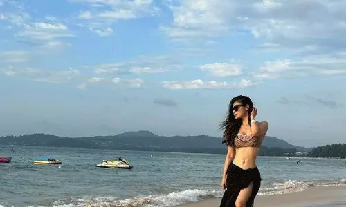 బీచ్ లో ప‌డ‌గ విప్పిన నాగిని!