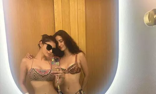 మౌని (Vs) దిశా: సెల్ఫిచ్చి భామ‌లు