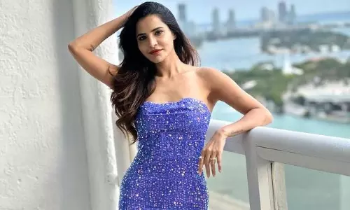 Shorty With A Booty : Ashu Reddy Sets Trends in Violet Dress