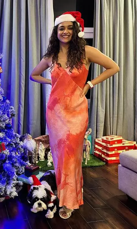 Celebrities Posted Glamorous Photoshoots Christmas Festival