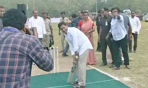 జగన్‌  బ్యాటింగ్‌, బైరెడ్డి బౌలింగ్‌, రోజా కీపింగ్‌... వీడియో వైరల్!