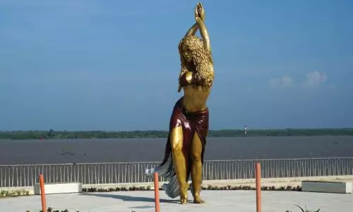 21 అడుగుల ముద్దుగుమ్మ కాంస్య విగ్రహం