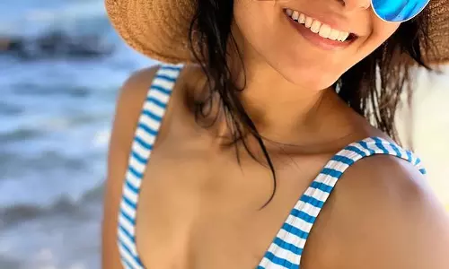 Andrea Jeremiahs Stunning Sky-Blue Beach Look