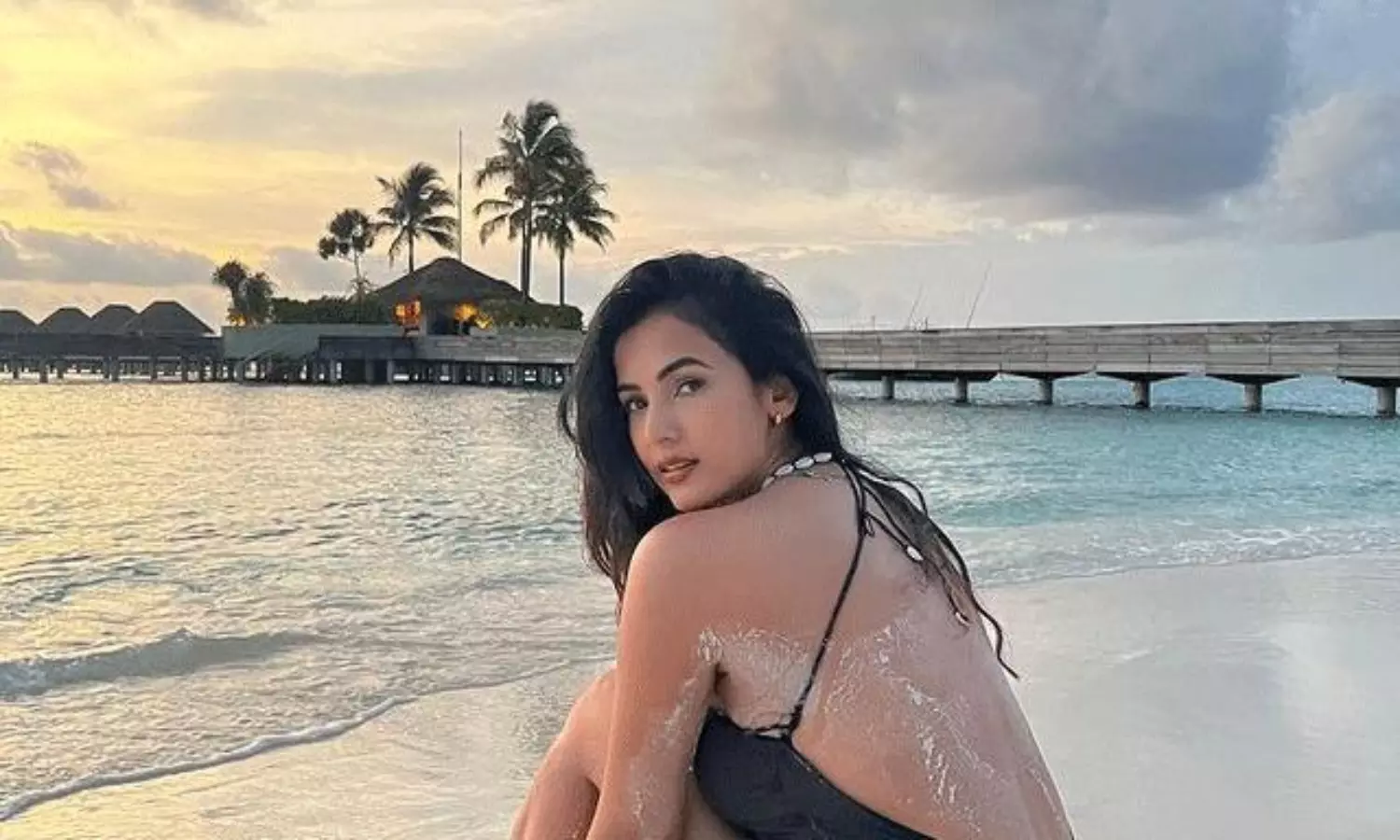 పిక్ టాక్ : బీచ్ లో బాలయ్య బ్యూటీ అందాల షో పిక్ టాక్ : బీచ్ లో బాలయ్య బ్యూటీ అందాల షో