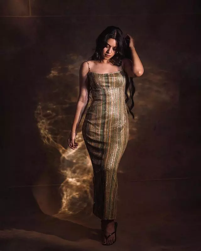 Mirnalini Ravi Dazzles Amidst the Smoky Aura Mirnalini Ravi Dazzles Amidst the Smoky Aura