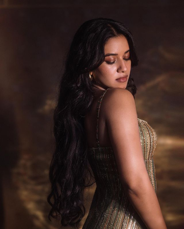 Mirnalini Ravi Dazzles Amidst the Smoky Aura Mirnalini Ravi Dazzles Amidst the Smoky Aura