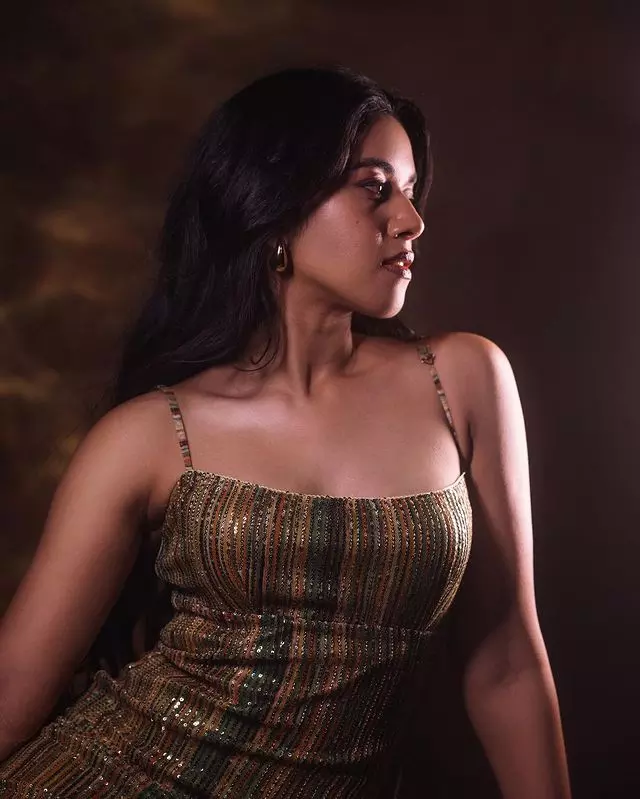 Mirnalini Ravi Dazzles Amidst the Smoky Aura Mirnalini Ravi Dazzles Amidst the Smoky Aura