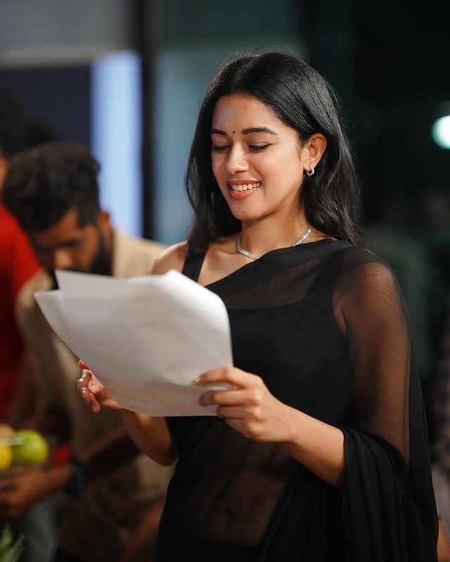 Mirnalini Ravi Dazzles Amidst the Smoky Aura Mirnalini Ravi Dazzles Amidst the Smoky Aura