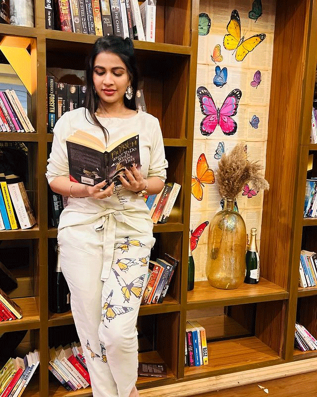 Inaya Sulthans Striking Instagram Photoshoot