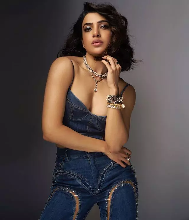 Samantha Kicks Off New Year In Stellar Fashion Samantha Kicks Off New Year In Stellar Fashion